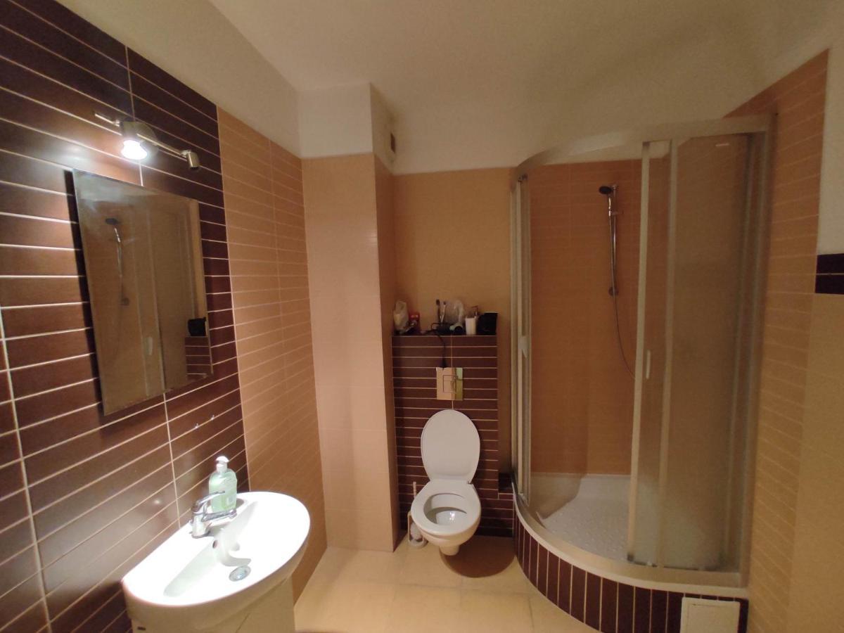 Camping With 2 Shared Bathrooms ,wc , 2km To Old Town -100m From Metro Szwedzka *