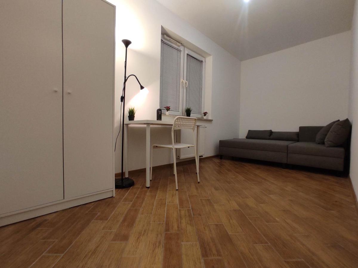 Camping With 2 Shared Bathrooms ,wc , 2km To Old Town -100m From Metro Szwedzka *