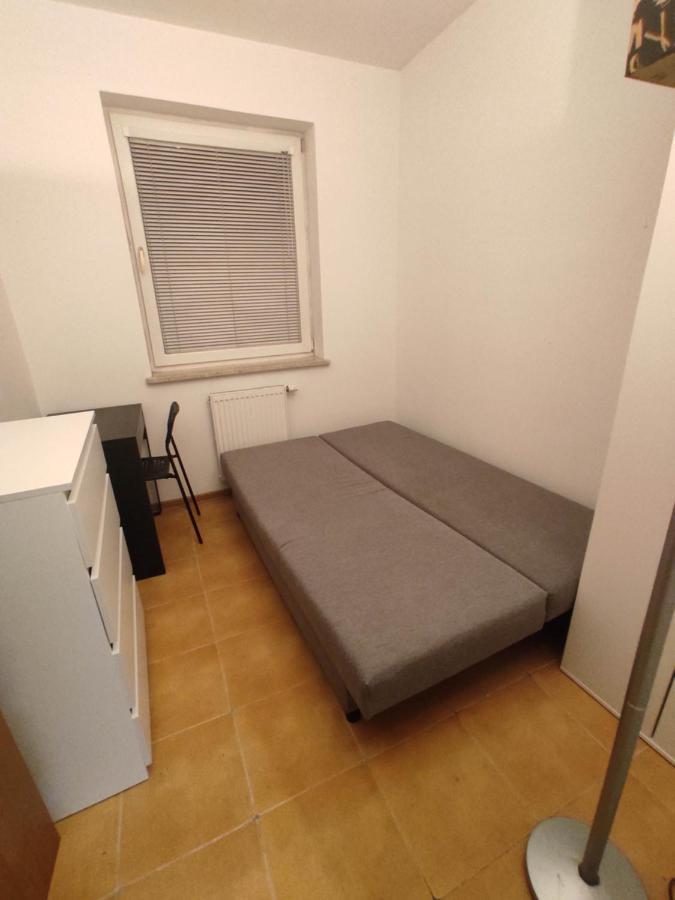 Camping With 2 Shared Bathrooms ,wc , 2km To Old Town -100m From Metro Szwedzka *